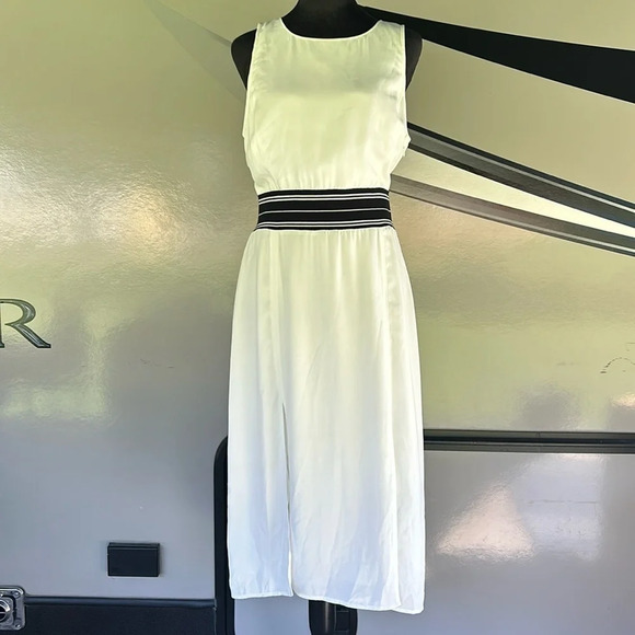 Trouve Dresses & Skirts - TROUVE Women’s Double Front Split SS Openback Banded Waist Dress Size Medium NWT